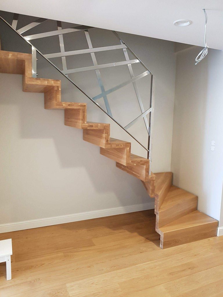 Zawijane schody drewniane dywanowe