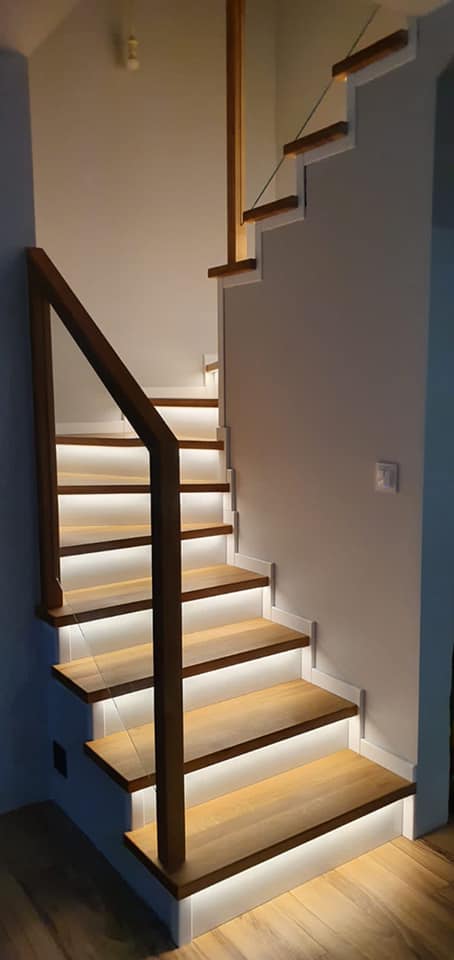 Podświetlane schody drewniane do domu